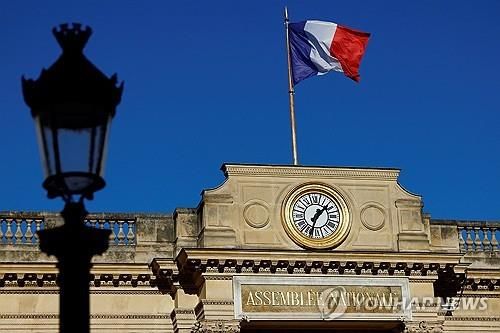 프랑스 하원 건물에 걸린 프랑스 국기