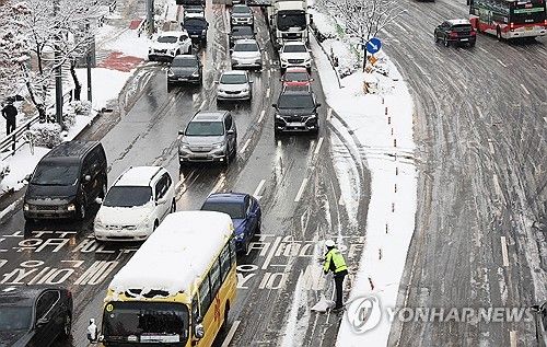제설제 뿌리는 경찰