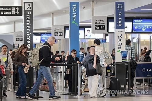 샌프란시스코 국제공항의 여행객들