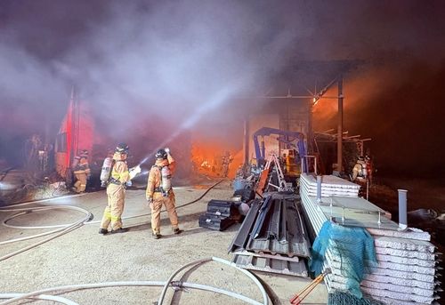  창고 화재 진압하는 소방관들