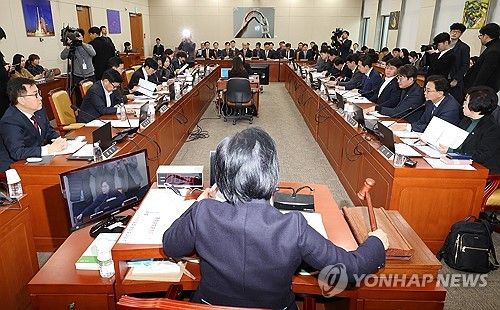 의사봉 두드리는 최민희 위원장