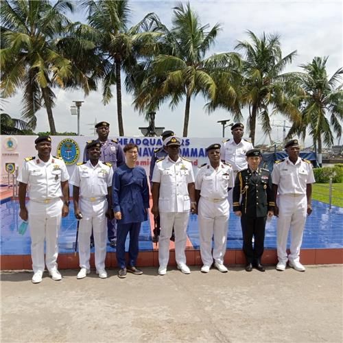 나이지리아 서부함대사령부 방문한 강행구 전 총영사(앞줄 왼쪽에서 세 번째)