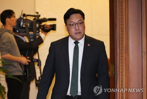 국무회의 참석하는 김병환 금융위원장