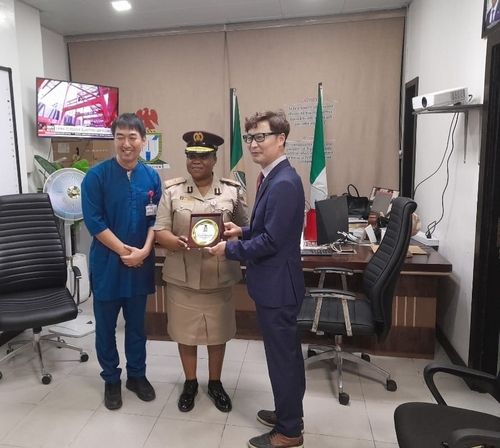 라고스 이민국장 면담한 강행구 전 라고스 총영사(맨 오른쪽)