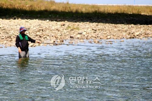 하천 낚시. 기사내용과 직접적인 관련 없음. 