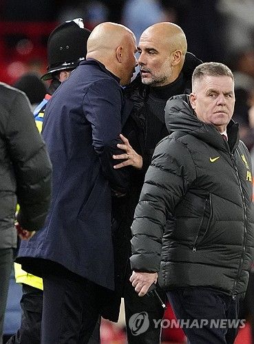 경기 뒤 과르디올라 감독과 대화하는 슬롯 