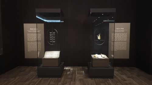 충청남도역사문화실 내 '백제의 장신구' 전시 모습 