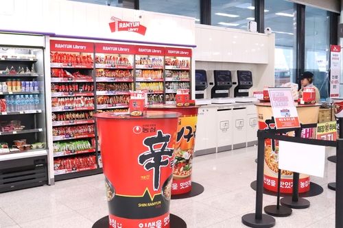 김해공항에 마련된 농심 K-라면 체험 매장