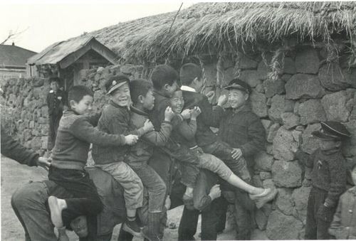 만농 홍정표 선생 사진전 전시작 중 '말타기 놀이'