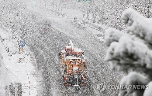 분주한 제설차