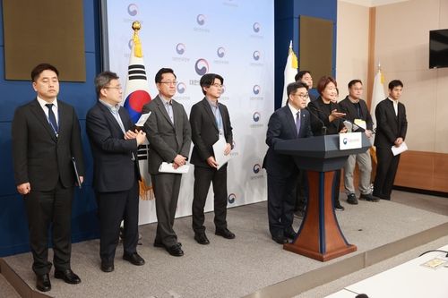 브리핑 중인 김성섭 중소벤처기업부 차관