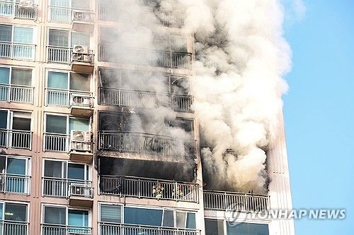 대구 아파트 15층서 불…진화 중