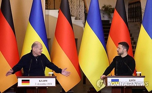 공동기자회견 중인 올라프 숄츠(좌) 독일 총리와 볼로디미르 젤렌스키(우) 우크라이나 대통령