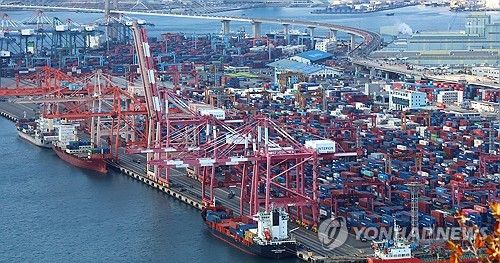선적 및 하역작업 중인 감만·신감만부두