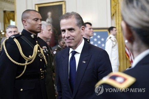 백악관 이스트룸 나서는 헌터 바이든