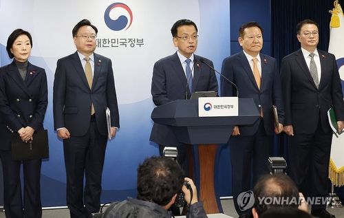 정부 입장 밝히는 최상목 부총리