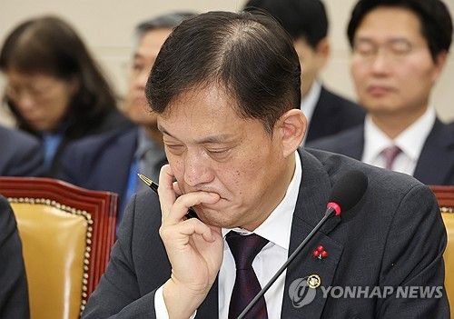 자료 살피는 김태규 방통위원장 직무대행