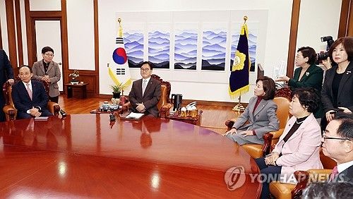 항의하는 국민의힘 중진 의원들