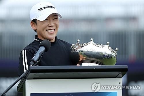 우승 트로피를 들고 기뻐하는 신지애.