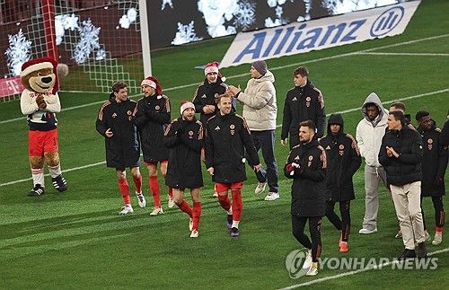 경기가 끝난 뒤 팬들에게 박수를 보내는 뮌헨 선수들
