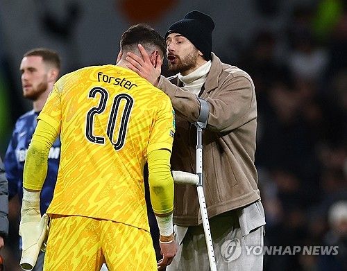 목발을 짚고 프레이저 포스터를 격려하는 굴리엘모 비카리오