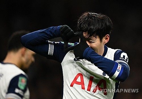 코너킥 다이렉트 득점으로 결승골을 터트린 손흥민의 세리머니