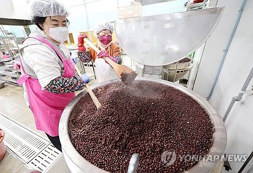 팥죽 준비하는 불자들