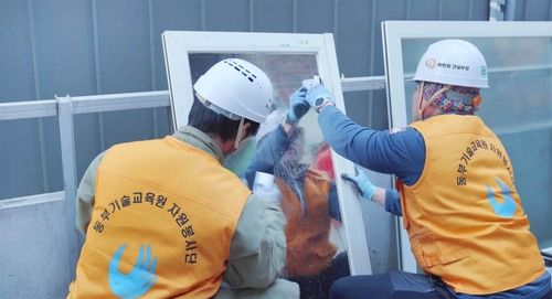 한화의 건설인력 양성 프로그램 교육생들이 집수리 봉사활동을 하고 있다.