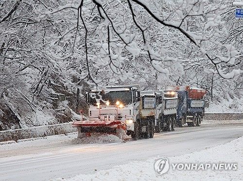 폭설에 쉴 틈 없이 바쁜 제설차