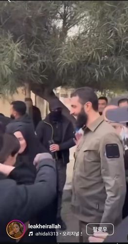 알샤라와 사진을 요청한 여성이 모자를 쓰고 있는 모습