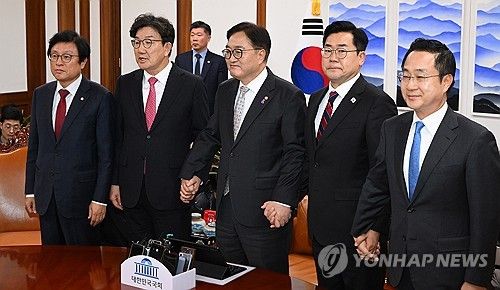 우 의장, 양당 원내대표와 회동