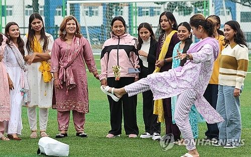 제기차기하는 외국인 유학생
