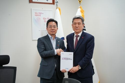 박성택 산업통상자원부 1차관 만난 이강덕 포항시장(오른쪽)