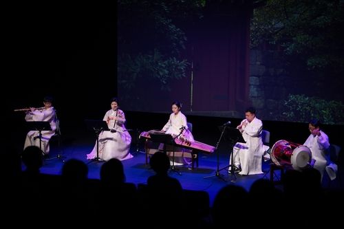AI로 작곡한 수제천 합주 연주하는 연주자들