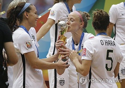 2015년 FIFA 여자 월드컵에서 우승한 미국팀 선수가 트로피에 입을 맞추는 모습