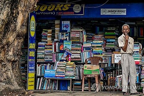 스리랑카 수도 콜롬보의 한 중고서점 가게