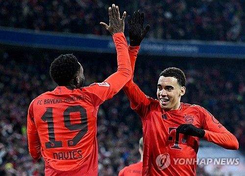 골세리머니를 펼치는 뮌헨 선수들