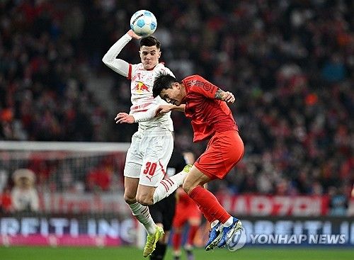 공중볼 경합을 펼치는 뮌헨의 김민재
