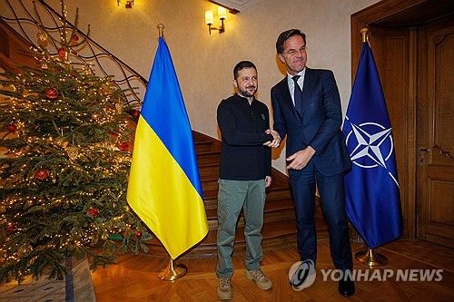 벨기에 브뤼셀에서 뤼터 나토 사무총장 만난 젤렌스키 우크라 대통령