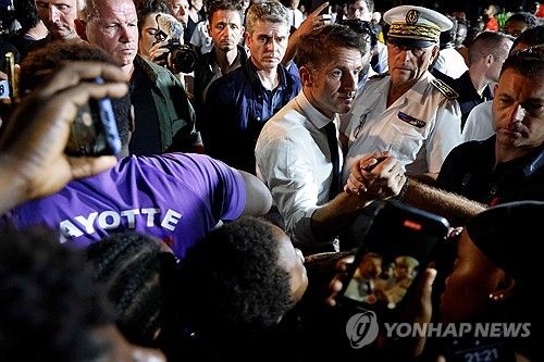 19일 저녁 마요트 주민들과 만나는 마크롱 대통령