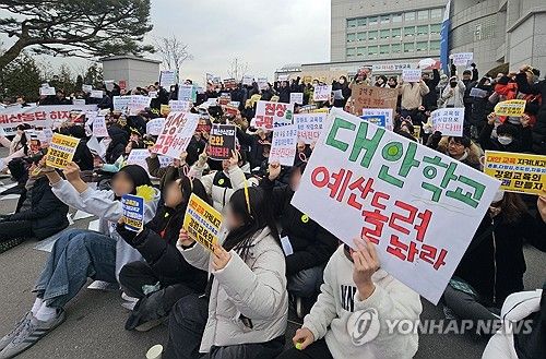 강원교육청 예산 삭감에 직접 항의하는 대안학교 학생들