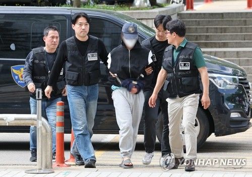 중앙지법 향하는 강남 여자친구 살해 의대생