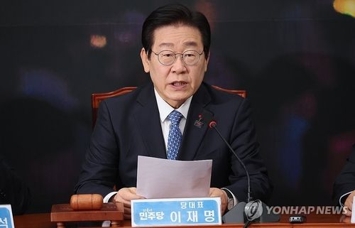 최고위원회의서 발언하는 이재명 대표