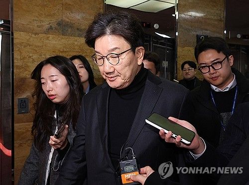 비상의원총회 참석하는 권성동 의원