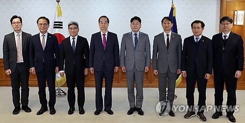 국가첨단전략산업위원회 민간위원 위촉한 한덕수 권한대행