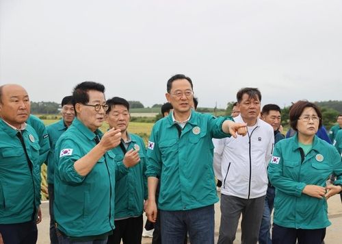 피해현장 찾은 박지원 국회의원과 명현관 군수