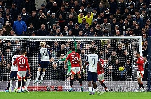 손흥민의 코너킥 다이렉트 득점 순간