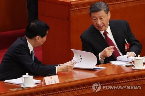 '정협' 주석과 이야기하는 시진핑 중국 국가주석