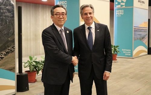 기념 촬영하는 조태열 외교부 장관과 토니 블링컨 미국 국무장관