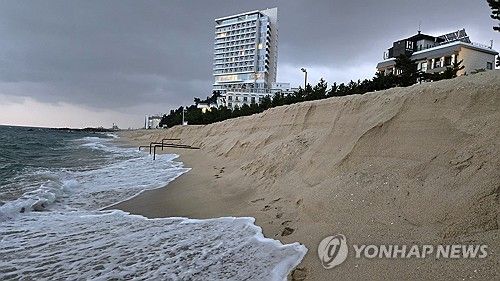 해안침식으로 거대한 절벽 생긴 경포해변